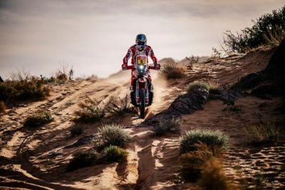 DANIEL SANDERS GETS ON THE GAS THROUGH DAKAR STAGE 10